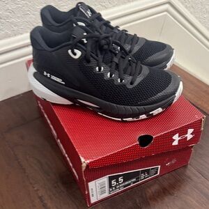 NIB boys Under Armour HOVR breakthru size 5.5 Black and White Athletic Shoes